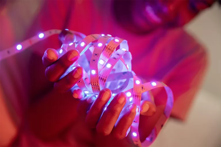 Fita LED Smart cola bem em parede com textura? Teste prático e soluções