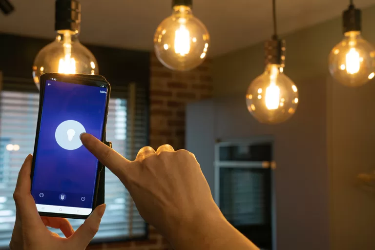 Minha lâmpada inteligente pisca quando apago: como resolver o “efeito ghosting” sem chamar eletricista