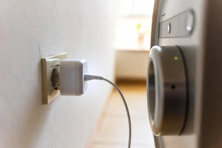 Smart plug desliga sozinho quando atinge alto consumo: como corrigir com segurança